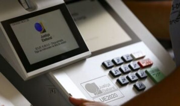 Técnicos do TRE-DF realizam a conferência e a lacração de urnas eletrônicas para o 1º turno das Eleições 2022.